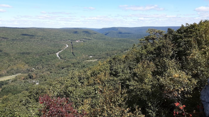 A view of a valley from a mountain

Description automatically generated