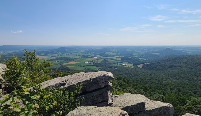 A view of a valley from a mountain

Description automatically generated